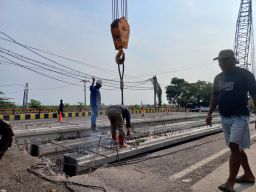 Pemasangan Girder Jembatan Lamongan Selesai, Kendaraan Bisa Lewat
