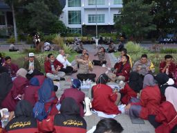 Suara Azan Sejukkan Demo di Lamongan, Mahasiswa dan Polisi Salat Berjamaah