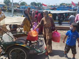 Tradisi Petolekoran, saat Warga Pulau Gili Ketapang Probolinggo Belanja Lebaran