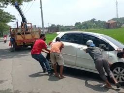 Mobil Dirusak, Anggota Pemuda Pancasila Lawan Konvoi Anarkis Siswa di Mojokerto