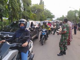 Melihat dari Dekat Aksi Kodim 0812 Lamongan Bagi-bagi Takjil di Jembatan Ngaglik