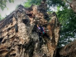 Sembari Ngabuburit, Atlet FPTI Gresik Jajal Tiga Trek Baru di Tebing Suci