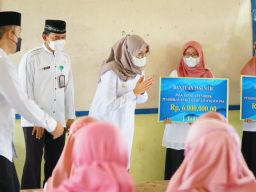 Bupati Ipuk Salurkan Insentif Rp 7,2 Miliar Pada Guru PAUD dan TK