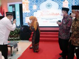 Khofifah Bagi-bagi Minyak Goreng untuk Peserta Kajian Ramadan di UMSurabaya