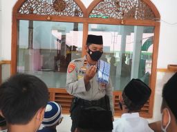 Polisi di Ponorogo Ini Ajarkan Ngaji dan Azan pada Anak-anak