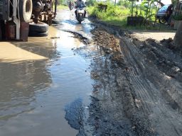 Sering Dilalui Kendaraan Besar, Jalan Alternatif di Lamongan Rusak Parah