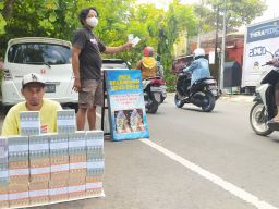 Masih Awal Ramadan, Jasa Penukaran Uang Baru Bermunculan di Lamongan