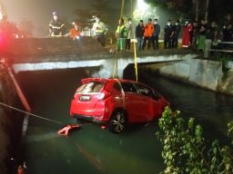 Mobil Honda Jazz Nyemplung Sungai di Surabaya, 3 Warga Sidoarjo Terluka