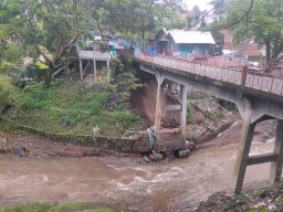 Warga Keluhkan Kondisi Jembatan Splendid Kota Malang, Pilarnya Tergerus Longsor