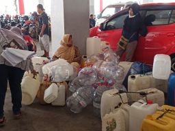 Antrean Jerigen Mengular di Operasi Minyak Goreng Curah Ponorogo