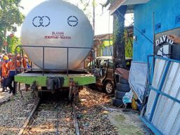 KA Bermuatan BBM Tabrak Mobil hingga Terseret 10 Meter di Kota Malang