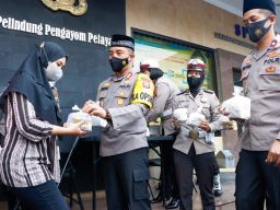 Bulan Penuh Berkah, Kapolres Jombang Bagikan Takjil