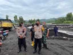 Usai 2 Truk Terseret Lahar Dingin Semeru, Warga Tetap Menambang Pasir
