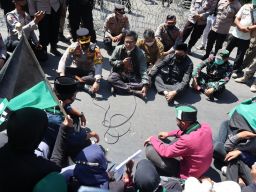 Dengarkan Aspirasi Mahasiswa, Kapolres Situbondo Duduk Lesehan di Jalan Raya