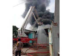 Dua Gudang Penyimpanan Elektronik hingga Sepatu di Surabaya Hangus Terbakar