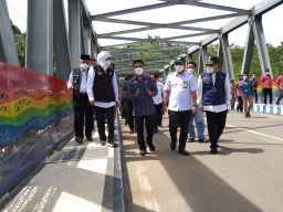 Khofifah Resmikan Jembatan Pelangi, Diharapkan Dongkrak Ekonomi Malang Selatan