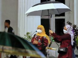 Gerimis saat Bagikan Bantuan Sembako di Kota Pasuruan, Khofifah: Bisa Jadi Obat