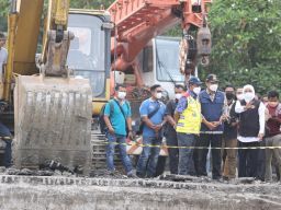 Sat-Set! Khofifah Cek Percepatan Revitalisasi Jembatan Ngaglik Lamongan