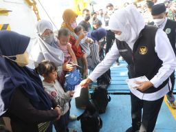Gubernur Jatim Khofifah Tinjau Arus Mudik di Pelabuhan Jangkar Situbondo