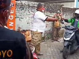 Ketika Para Penyandang Disabilitas di Surabaya Berbagi Ratusan Paket Takjil