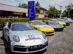 Komunitas Penggemar Mobil Mewah Surabaya Bagikan 5 Ton Beras untuk Warga