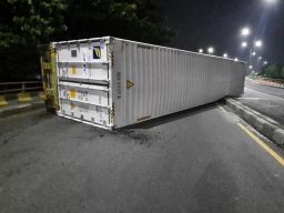 Hindari Fly Over Trosobo Sidoarjo, Ada Truk Kontainer Terguling