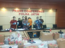 Gudang Produksi Kosmetik Ilegal Beromzet Miliaran Rupiah di Surabaya Digerebek