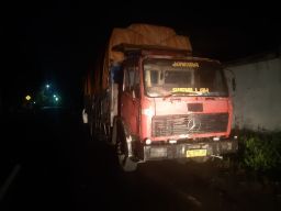 Boncengan Tiga, Seorang Pelajar Tewas Usai Tabrak Truk Parkir di Kota Madiun