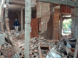 Tim Labfor Duga Ada 4 Kg Bahan Petasan yang Meledak Hancurkan Rumah di Kediri