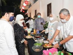 Begini Keseruan Lomba Masak Bandeng di Grahadi, Pesertanya Kepala OPD