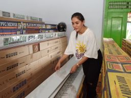 Mantan Pramugari Cantik Ini Banting Setir Jualan Plafon