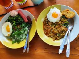 Ada 100 Jenis Mie Instan Dalam dan Luar Negeri di Warung ini, Yuk Buka Bersama!