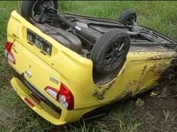 Sopir Kurang Konsentrasi, Mobil Ayla Nyungsep Terbalik di Sidoarjo