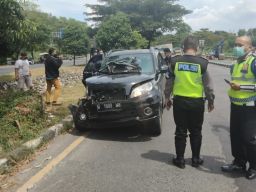 Warga Sidoarjo Tabrak Truk Parkir di Suramadu, Moncong Mobil Ringsek