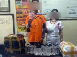Menyamar Jadi Calon Pembeli, Polisi Amankan Pasangan Kekasih Penjual Arak Jowo