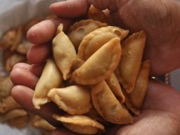 Bingung Cari Kue Lebaran? Coba Pastel Mini Rasa Pedas Manis Made in Jombang Ini