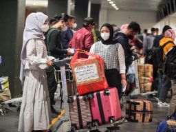 Foto: Jumlah Penumpang di Bandara Juanda Meningkat Jelang Libur Lebaran