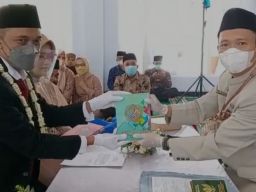 Calon Pengantin di Ponorogo Bagikan Wakaf Alquran