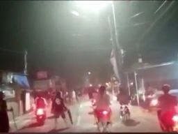 Bukan Tawuran Sungguhan, Puluhan Pemuda Perang Sarung di Sedati demi Konten