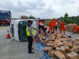 Pecah Ban, Mobil Pikap Bermuatan Air Mineral Terguling di Tol Jombang