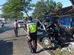 Pilihan Pembaca: Nyabu di Mess, Mobil Tabrak Pohon, Bandeng Pecah Rekor
