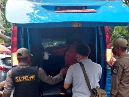 Heboh Pria Misterius Diduga Merusak Mesin ATM di Gresik, Eh Ternyata...