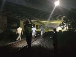 Pria Tanpa Identitas Tewas Tertabrak Kereta Api di Taman, Sidoarjo