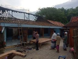 Rumah Warga di Sampang Terbakar, Perabot hingga Surat Berharga Hangus