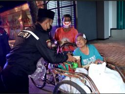 Sahur On The Road, Polres Bangkalan Berbagi Nasi Bungkus