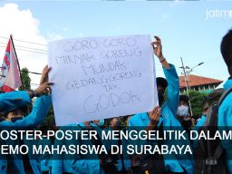 Video: Poster-poster Menggelitik dalam Demo Mahasiswa di Surabaya