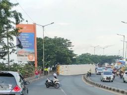 Sempat Macet Akibat Truk Terguling, Jalur Surabaya-Mojokerto Kembali Lancar
