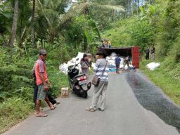 Sempat Mundur Alon-alon, Truk Bermuatan Kotoran Ayam di Ponorogo Terguling