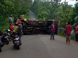 Truk Sembako Terguling di Sooko Ponorogo, Jalan Sempat Macet