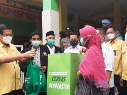 Melihat Program Penukaran Sampah dengan Sembako yang Digagas Petrokimia Gresik